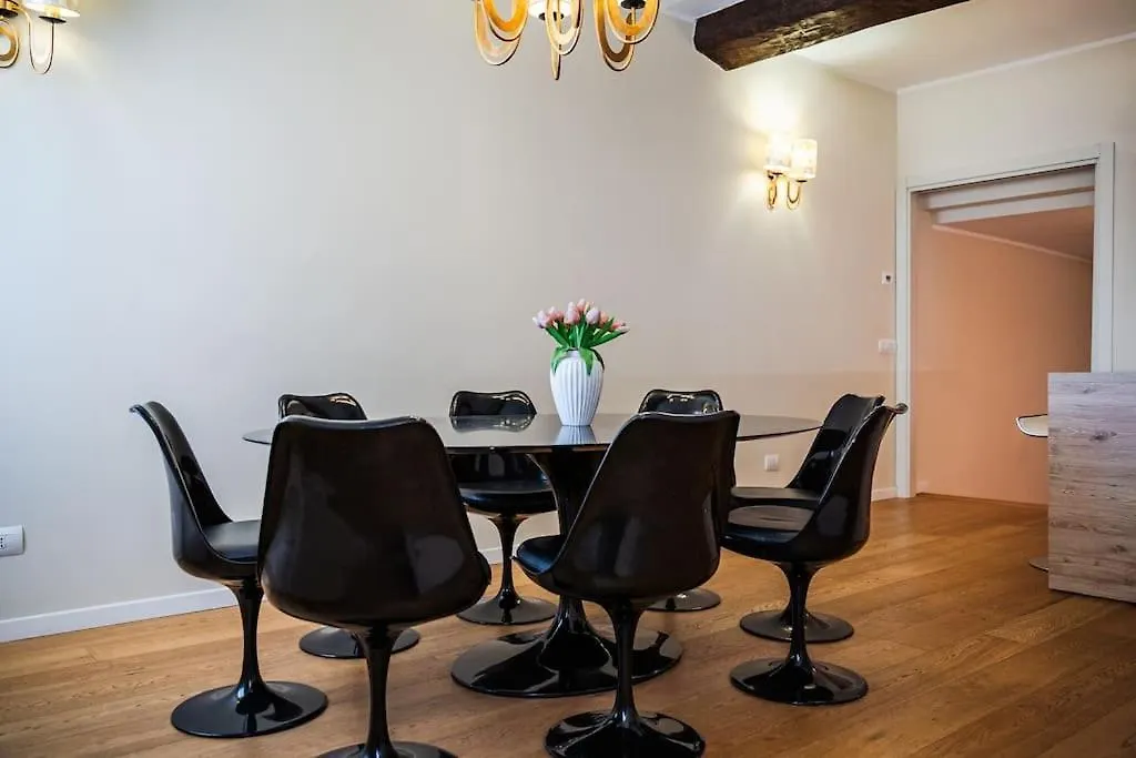 Apartamento Palazzo Artisti 270Mq Penthouse 4 Bedr Jacuzzi Módena 0*,  Italia